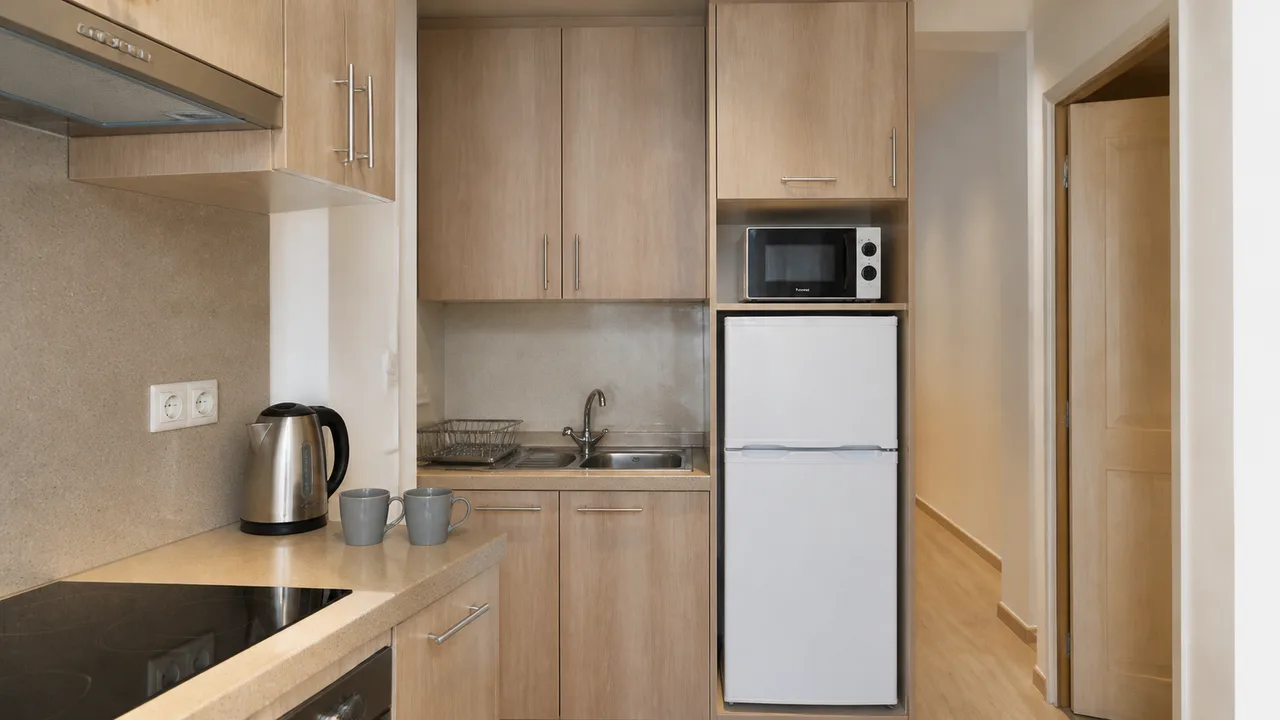 Cucina funzionale arredata per affitti brevi con elettrodomestici essenziali