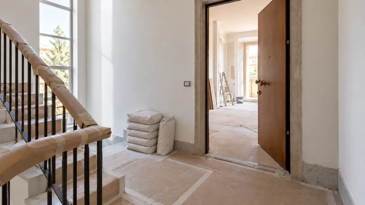 Pianerottolo di un condominio protetto durante i lavori di ristrutturazione di un appartamento