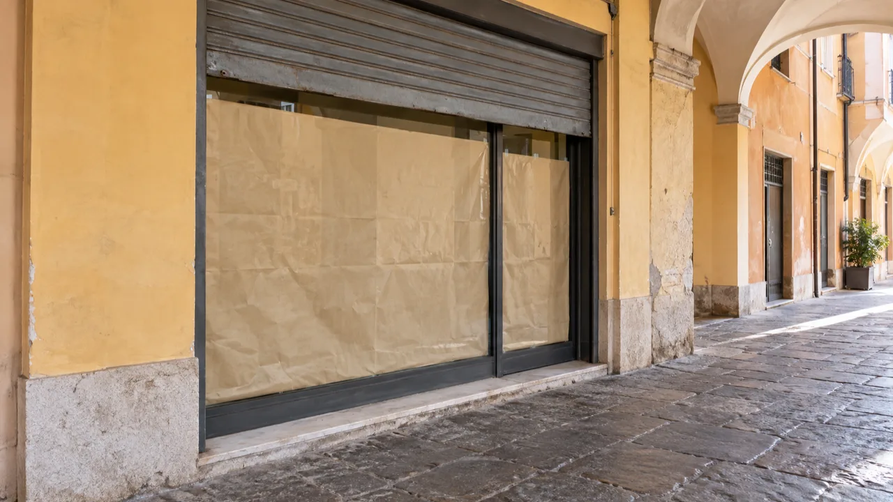 Vetrina di un negozio al piano terra coperta con carta durante la trasformazione in abitazione