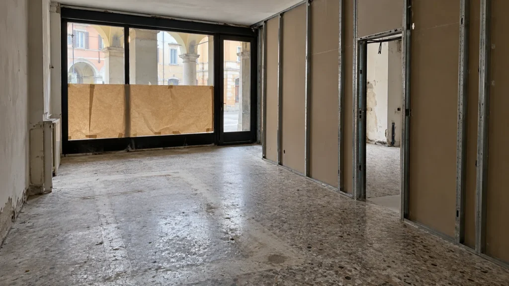Ex negozio sotto i portici di Modena in lavorazione per diventare abitazione